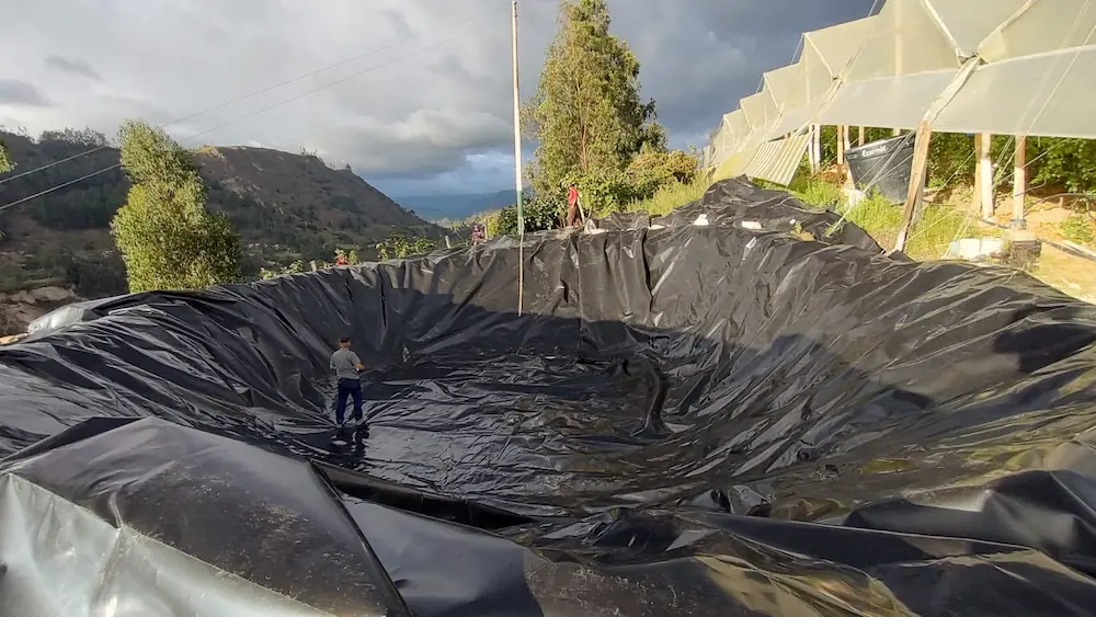 Construcción de sistemas de reservorios de agua con geomembrana