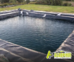 Instalación profesional de geomembrana en reservorio agrícola